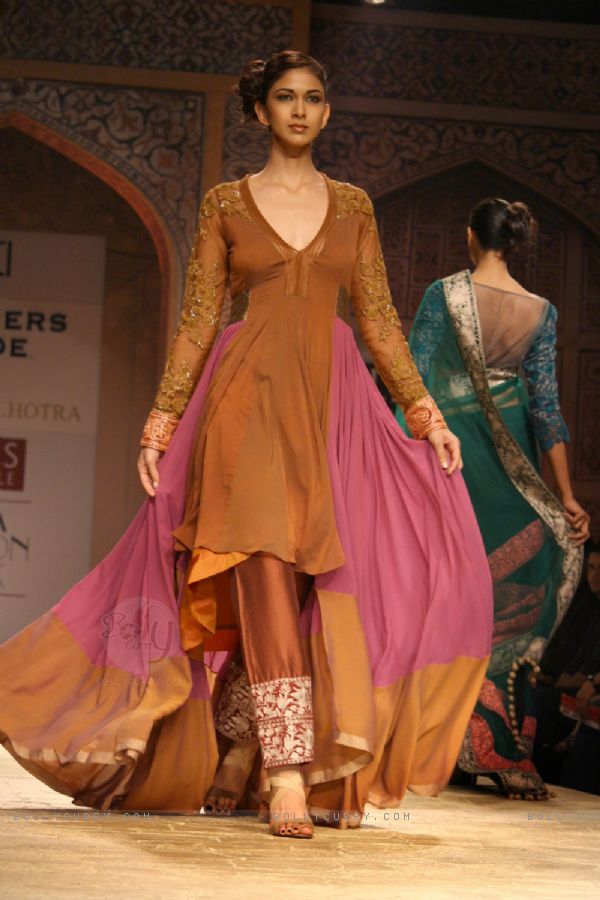 183890-a-model-displays-a-creation-by-designer-manish-malhotra-at-the.jpg