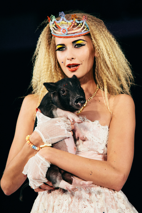 The best in celebrity style, the latest fashion news, and trends on and off the runway. The best in celebrity style, the latest fashion news, and trends on and off the runway Vogue. fashion.